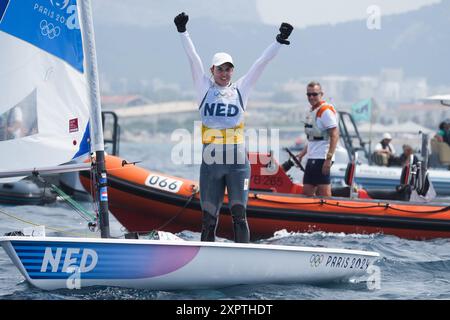 Marsiglia, Francia. 7 agosto 2024. Marit Bouwmeester, Paesi Bassi, celebra dopo la gara di medaglie di gommone femminile delle gare veliche dei Giochi Olimpici di Parigi 2024 al Marsiglia Marina di Marsiglia, Francia, 7 agosto 2024. Crediti: Zheng Huansong/Xinhua/Alamy Live News Foto Stock