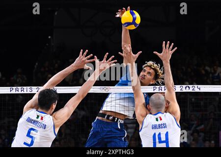 Parigi, Francia. 7 agosto 2024. CHINENYEZE Barthelemy ( 1 - Francia ) e MICHIELETTO Alessandro ( 5 - Italia ), GALASSI Gianluca ( 14 - Italia ), pallavolo, semifinali maschili tra Italia e Francia durante le Olimpiadi di Parigi 2024 del 7 agosto 2024 presso la South Paris Arena di Parigi, Francia - foto Federico Pestellini/Panoramic/DPPI Media Credit: DPPI Media/Alamy Live News Foto Stock