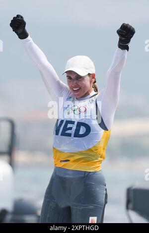 Marsiglia, Francia. 7 agosto 2024. Marit Bouwmeester, Paesi Bassi, celebra dopo la gara di medaglie di gommone femminile delle gare veliche dei Giochi Olimpici di Parigi 2024 al Marsiglia Marina di Marsiglia, Francia, 7 agosto 2024. Crediti: Zheng Huansong/Xinhua/Alamy Live News Foto Stock