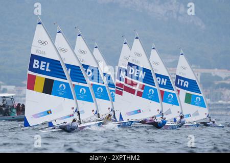 Marsiglia, Francia. 7 agosto 2024. Le atlete gareggiano durante la gara femminile di medaglia di gommone delle gare veliche dei Giochi Olimpici di Parigi 2024 al Marsiglia Marina di Marsiglia, Francia, 7 agosto 2024. Crediti: Zheng Huansong/Xinhua/Alamy Live News Foto Stock