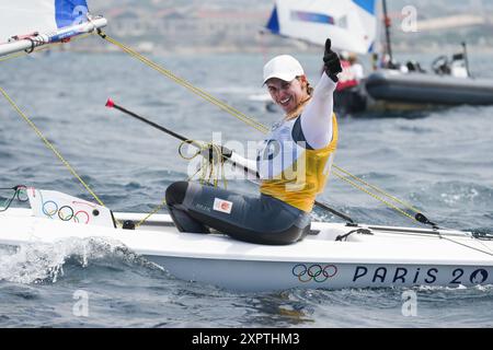 Marsiglia, Francia. 7 agosto 2024. Marit Bouwmeester, Paesi Bassi, celebra dopo la gara di medaglie di gommone femminile delle gare veliche dei Giochi Olimpici di Parigi 2024 al Marsiglia Marina di Marsiglia, Francia, 7 agosto 2024. Crediti: Zheng Huansong/Xinhua/Alamy Live News Foto Stock