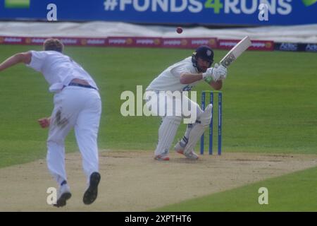 Chester le Street, Inghilterra, 14 aprile 2023. Ben Raine batte per Durham che si allena sotto un bouncer guidato da Adam Finch del Worcestershire durante un match della County Championship Division Two al Seat Unique Riverside, Chester le Street. Credito: Colin Edwards Foto Stock