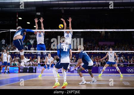 NGAPETH Earvin ( 9 - Francia ) e ROMANO Yuri ( 16 - Italia ), RUSSO Roberto ( 19 - Italia ), Volley, Men&#39;s semifinali tra Italia e Francia durante i Giochi Olimpici di Parigi 2024 il 7 agosto 2024 alla South Paris Arena di Parigi, Francia Foto Stock