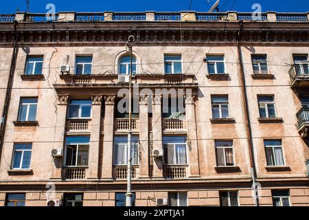 Odesa, Ucraina, 7 agosto 2024 paesaggio urbano, durante la guerra con la Russia, gli edifici di Odesa sono il bersaglio dei missili russi e la gente è in strada Foto Stock