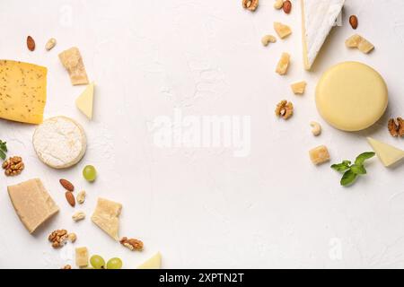 Cornice composta da diversi tipi di formaggio e noci saporiti su sfondo chiaro Foto Stock