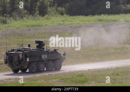 Un equipaggio di Gunnery del quartier generale della compagnia, 2nd Chemical Battalion, 48th Chemical Brigade ingaggiò un bersaglio durante la qualificazione Table V sul sistema d'arma m2 .50CAL con la configurazione Nuclear, Biological, and Chemical Reconnaissance Vehicle (NBCRV) di Stryker al Brookhaven Complex a Fort Cavazos, Texas, 31 luglio 2024. La missione del 2nd Chemical Battalion è di scoprire, contrastare e neutralizzare le minacce chimiche, biologiche o nucleari negli Stati Uniti e all'estero. Possedendo e utilizzando capacità di rilevamento uniche, sono una delle uniche batterie chimiche per impieghi attivi Foto Stock