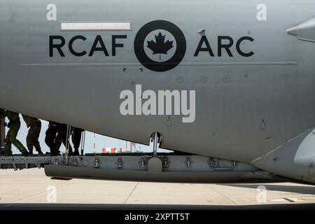 I membri della squadra di carico assegnati al 171st Air Refueling Wing, scaricano il carico da un aereo C-177 “Globemaster III” della Royal Canadian Air Force, a sostegno dell'esercitazione Iron Keystone 24», 12 giugno 2024, vicino a Pittsburgh, Pennsylvania. Exercise Iron Keystone è un esercizio multi-Wing, multi-servizio e multi-nazione progettato per testare le capacità di prontezza dei membri del servizio in un ambiente controllato simulato. (Foto della U.S. Air National Guard di William Shapiro) Foto Stock