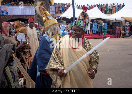 I capi guerrieri rendono omaggio all'Ogoga di Ikere durante il pulsante Festival annuale di Odun Oba nel Regno di Ikere, Stato di Ekiti, Nigeria, 3 agosto 2024. Foto Stock