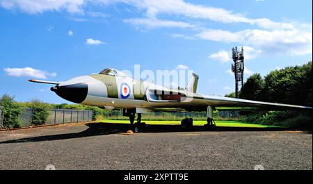 NESLAM Aero Museum Sunderland statico Avro Vulcan B2 contro il cielo blu e la nuvola bianca Foto Stock