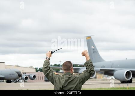 Il tenente colonnello Joe Montgomery saluta due aerei KC-135 "Stratotanker", assegnati al 171st Air Refueling Wing, durante l'esecuzione di un piano di riposizionamento aereo di allerta (AARP) a sostegno dell'esercitazione Steel Forge, 9 giugno 2024, vicino a Pittsburgh, Pennsylvania. Exercise Steel Forge è un esercizio multi-Wing progettato per testare le capacità di prontezza dei membri del servizio in un ambiente simulato controllato. (Foto della U.S. Air National Guard di William Shapiro) Foto Stock