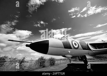 NESLAM Aero Museum Sunderland statico Avro Vulcan B2 che raggiunge le nuvole contro il cielo blu e la nuvola bianca Foto Stock