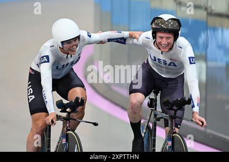 Parigi, Francia. 7 agosto 2024. Lily Williams (R) e Kristen Faulkner degli Stati Uniti festeggiano dopo aver vinto la finale di inseguimento della squadra femminile di ciclismo su pista per l'oro ai Giochi Olimpici di Parigi 2024 a Parigi, Francia, 7 agosto 2024. Crediti: HU Huhu/Xinhua/Alamy Live News Foto Stock