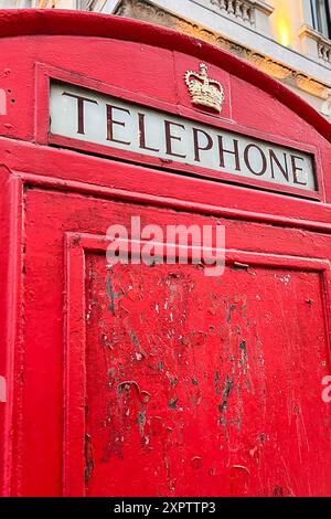 Londra, Regno Unito. 27 maggio 2024. Una cabina telefonica britannica rossa si trova in Waterloo Place a Londra il 27 maggio 2024. Il tradizionale telefono rosso è stato votato il più grande design britannico di tutti i tempi. Fu progettato nel 1924 dall'architetto Sir Giles Gilbert Scott. (Foto di Samuel Rigelhaupt/Sipa USA ) crediti: SIPA USA/Alamy Live News Foto Stock