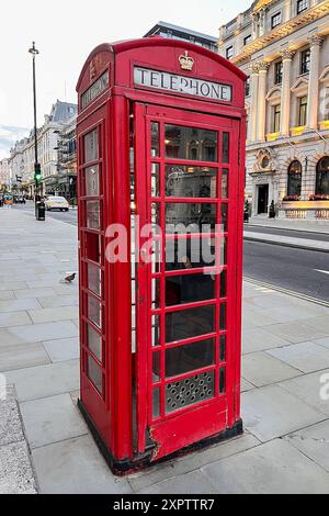 Londra, Regno Unito. 27 maggio 2024. Una cabina telefonica britannica rossa si trova in Waterloo Place a Londra il 27 maggio 2024. Il tradizionale telefono rosso è stato votato il più grande design britannico di tutti i tempi. Fu progettato nel 1924 dall'architetto Sir Giles Gilbert Scott. (Foto di Samuel Rigelhaupt/Sipa USA ) crediti: SIPA USA/Alamy Live News Foto Stock