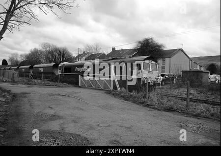 '66561' a Hirwaun Level Crossing con un treno di vuoti per Tower Colliery. Foto Stock