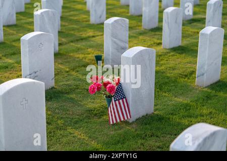 Cimitero nazionale di Sarasota dell'esercito americano con file di lapidi bianche con bandiere e fiori degli Stati Uniti. Concetto Memorial Day Foto Stock