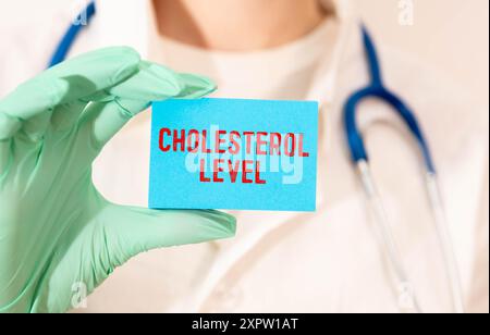 Testo LIVELLI di colesterolo su carta nella mano del medico con stetoscopio, concetto medico Foto Stock