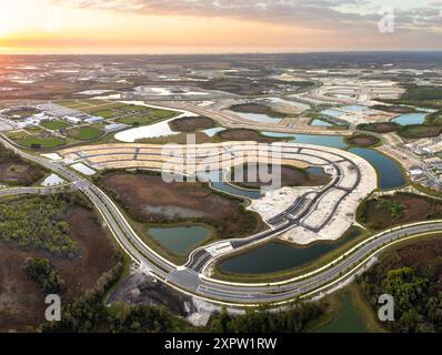 Nuova area di sviluppo suburbano pronta per la costruzione di abitazioni su terreno preparato nei sobborghi della Florida. Mercato immobiliare negli Stati Uniti Foto Stock