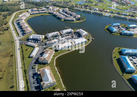 Condomini residenziali con tetti che perdono coperti da teli protettivi contro le infiltrazioni di acqua piovana fino alla sostituzione di tegole. Danni all'edificio Foto Stock