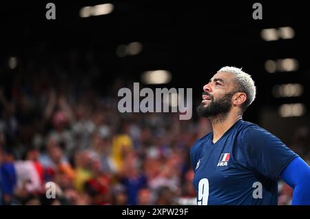 Parigi, Francia. 7 agosto 2024. Earvin Ngapeth di Francia reagisce dopo le semifinali di pallavolo maschile tra Francia e Italia ai Giochi Olimpici di Parigi 2024 a Parigi, Francia, 7 agosto 2024. Crediti: Liu Dawei/Xinhua/Alamy Live News Foto Stock
