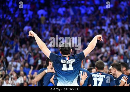 Parigi, Francia. 7 agosto 2024. Antoine Brizard di Francia celebra dopo le semifinali di pallavolo maschile tra Francia e Italia ai Giochi Olimpici di Parigi 2024 a Parigi, Francia, 7 agosto 2024. Crediti: Liu Dawei/Xinhua/Alamy Live News Foto Stock