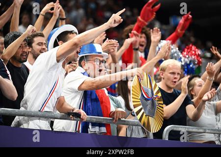 Parigi, Francia. 7 agosto 2024. I tifosi fanno il tifo per i giocatori della Francia durante le semifinali di pallavolo maschile tra Francia e Italia ai Giochi Olimpici di Parigi 2024 a Parigi, Francia, 7 agosto 2024. Crediti: Liu Dawei/Xinhua/Alamy Live News Foto Stock