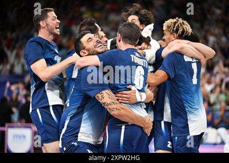 Parigi, Francia. 7 agosto 2024. I giocatori di Francia festeggiano dopo le semifinali di pallavolo maschile tra Francia e Italia ai Giochi Olimpici di Parigi 2024 a Parigi, Francia, 7 agosto 2024. Crediti: Liu Dawei/Xinhua/Alamy Live News Foto Stock
