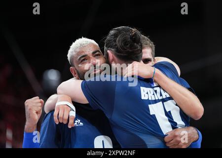 Parigi, Francia. 7 agosto 2024. I giocatori di Francia festeggiano dopo le semifinali di pallavolo maschile tra Francia e Italia ai Giochi Olimpici di Parigi 2024 a Parigi, Francia, 7 agosto 2024. Crediti: Ju Huanzong/Xinhua/Alamy Live News Foto Stock