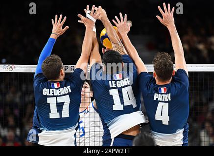 Parigi, Francia. 7 agosto 2024. I giocatori di Francia bloccano il pallone durante le semifinali di pallavolo maschile tra Francia e Italia ai Giochi Olimpici di Parigi 2024 a Parigi, Francia, 7 agosto 2024. Crediti: Liu Dawei/Xinhua/Alamy Live News Foto Stock