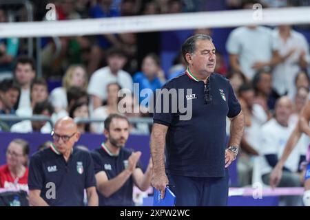 Parigi, Francia. 7 agosto 2024. Ferdinando de Giorgi, allenatore dell'Italia, reagisce durante le semifinali di pallavolo maschile tra Francia e Italia ai Giochi Olimpici di Parigi 2024 a Parigi, in Francia, 7 agosto 2024. Crediti: Ju Huanzong/Xinhua/Alamy Live News Foto Stock