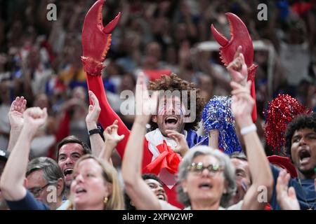 Parigi, Francia. 7 agosto 2024. I tifosi fanno il tifo per i giocatori della Francia durante le semifinali di pallavolo maschile tra Francia e Italia ai Giochi Olimpici di Parigi 2024 a Parigi, Francia, 7 agosto 2024. Crediti: Ju Huanzong/Xinhua/Alamy Live News Foto Stock