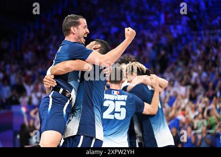 Parigi, Francia. 7 agosto 2024. I giocatori di Francia festeggiano dopo le semifinali di pallavolo maschile tra Francia e Italia ai Giochi Olimpici di Parigi 2024 a Parigi, Francia, 7 agosto 2024. Crediti: Liu Dawei/Xinhua/Alamy Live News Foto Stock