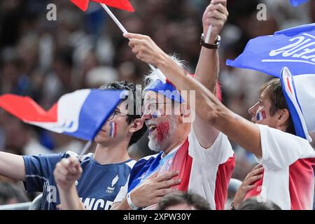Parigi, Francia. 7 agosto 2024. I tifosi fanno il tifo per i giocatori della Francia durante le semifinali di pallavolo maschile tra Francia e Italia ai Giochi Olimpici di Parigi 2024 a Parigi, Francia, 7 agosto 2024. Crediti: Ju Huanzong/Xinhua/Alamy Live News Foto Stock