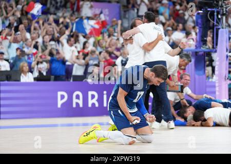 Parigi, Francia. 7 agosto 2024. Trevor Clevenot di Francia celebra dopo le semifinali di pallavolo maschile tra Francia e Italia ai Giochi Olimpici di Parigi 2024, in Francia, 7 agosto 2024. Crediti: Ju Huanzong/Xinhua/Alamy Live News Foto Stock