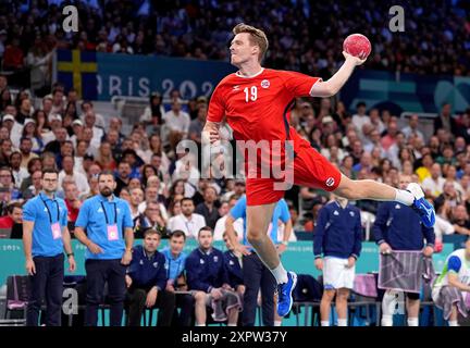 Lille, Francia. 7 agosto 2024. Kristian Bjoernsen di Norvegia spara durante i quarti di finale maschile di pallamano tra Norvegia e Slovenia ai Giochi Olimpici di Parigi 2024 a Lilla, Francia, il 7 agosto 2024. Crediti: Meng Dingbo/Xinhua/Alamy Live News Foto Stock