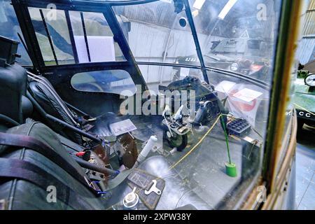 Museo aerodinamico NESLAM Sunderland ha statico un piccolo dettaglio della cabina di pilotaggio dell'esercito Saunders Roe Skeeter a due posti Foto Stock