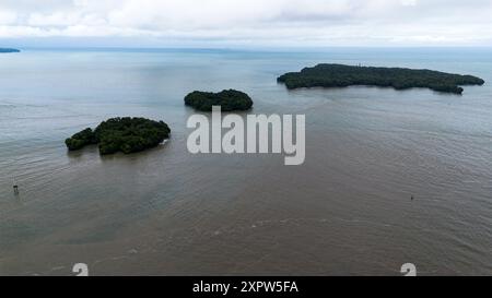 Buenaventura, Colombia. 5 agosto 2024. Le case e le isole vicine a Buenaventura, Colombia, sono visibili in riprese aeree il 5 agosto 2024. Foto di: Sebastian Marmolejo/Long Visual Press credito: Long Visual Press/Alamy Live News Foto Stock