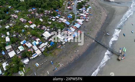 Buenaventura, Colombia. 5 agosto 2024. Le case e le isole vicine a Buenaventura, Colombia, sono visibili in riprese aeree il 5 agosto 2024. Foto di: Sebastian Marmolejo/Long Visual Press credito: Long Visual Press/Alamy Live News Foto Stock