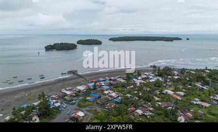 Buenaventura, Colombia. 5 agosto 2024. Le case e le isole vicine a Buenaventura, Colombia, sono visibili in riprese aeree il 5 agosto 2024. Foto di: Sebastian Marmolejo/Long Visual Press credito: Long Visual Press/Alamy Live News Foto Stock