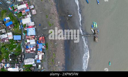 Buenaventura, Colombia. 5 agosto 2024. Le case e le isole vicine a Buenaventura, Colombia, sono visibili in riprese aeree il 5 agosto 2024. Foto di: Sebastian Marmolejo/Long Visual Press credito: Long Visual Press/Alamy Live News Foto Stock