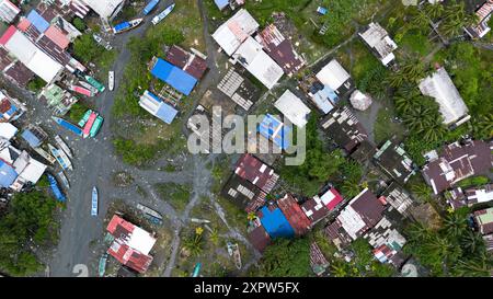 Buenaventura, Colombia. 5 agosto 2024. Le case e le isole vicine a Buenaventura, Colombia, sono visibili in riprese aeree il 5 agosto 2024. Foto di: Sebastian Marmolejo/Long Visual Press credito: Long Visual Press/Alamy Live News Foto Stock