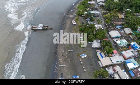 Buenaventura, Colombia. 5 agosto 2024. Le case e le isole vicine a Buenaventura, Colombia, sono visibili in riprese aeree il 5 agosto 2024. Foto di: Sebastian Marmolejo/Long Visual Press credito: Long Visual Press/Alamy Live News Foto Stock