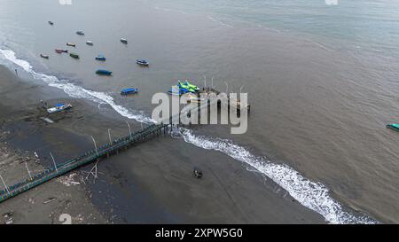 Buenaventura, Colombia. 5 agosto 2024. Le case e le isole vicine a Buenaventura, Colombia, sono visibili in riprese aeree il 5 agosto 2024. Foto di: Sebastian Marmolejo/Long Visual Press credito: Long Visual Press/Alamy Live News Foto Stock