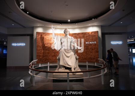 WASHINGTON D.C., Stati Uniti — la statua di George Washington di Horatio Greenough allo Smithsonian American History Museum. Questa scultura neoclassica, completata nel 1841, raffigura il primo presidente degli Stati Uniti seduto e fu commissionata per celebrare il centenario della nascita di Washington. La statua è un pezzo importante nella collezione del museo, che riflette i primi sforzi artistici americani. Foto Stock