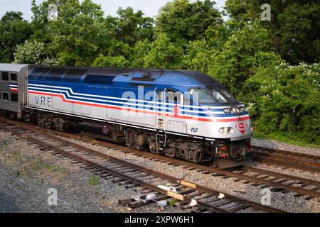 ARLINGTON, Virginia, Stati Uniti — Un treno passeggeri della Virginia Railway Express (VRE) che passa attraverso Arlington, Virginia. Questo servizio ferroviario per pendolari collega i sobborghi della Virginia settentrionale a Washington DC, mostrando il sistema di trasporto pubblico integrato della regione. Foto Stock