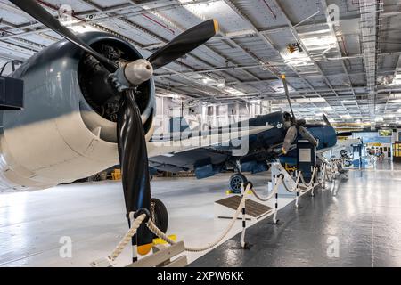 CHARLESTON, Carolina del Sud, Stati Uniti — aerei di scena dell'era della seconda guerra mondiale in mostra a bordo della USS Yorktown al Patriots Point Naval & Maritime Museum nel porto di Charleston. Questi aerei storici rappresentano il patrimonio dell'aviazione navale degli Stati Uniti durante la seconda guerra mondiale. Foto Stock