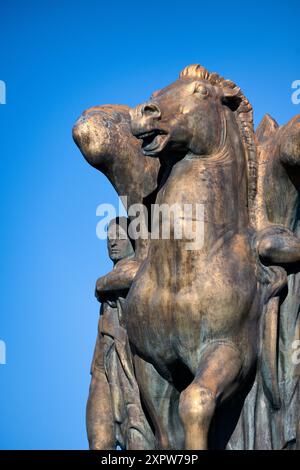 WASHINGTON D.C., Stati Uniti — Music and Harvest, parte del gruppo di scultura Arts of Peace dello scultore americano James Earle Fraser, incornicia l'ingresso al Rock Creek e al Potomac Parkway. Questa statuaria neoclassica, insieme all'aspirazione e alla letteratura, rappresenta temi classici ed è un punto di riferimento notevole a Washington D.C. Foto Stock