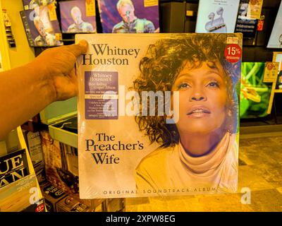 Album LP The Preacher's Wife (colonna sonora) Whitney Houston . Negozio di dischi musicali a Sanbors Hermosillo, Messico. Registrazione in vinile, compact disc, CD, CD, VHS, cassette, dischi rock, musica pop, anni '80, '90, generazione X, rock, heavy metal, heavy metal, blues rock, hard rock, t-shirt e accessori. Memorizzazione analogica dei segnali sonori, caratterizzata dall'uso di una plastica chiamata cloruro di polivinile come materiale di supporto, in the Hand © (foto di Luis Gutierrez/North Photo) Albun LP The Preacher's Wife (colonna sonora) · Whitney Houston . Tienda de discos de Música en Sanbors Hermosillo Messico. Disco de vinilo, di Foto Stock