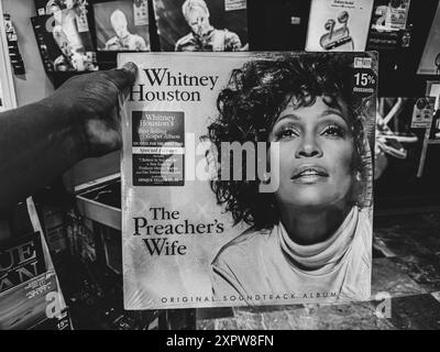 Album LP The Preacher's Wife (colonna sonora) Whitney Houston . Negozio di dischi musicali a Sanbors Hermosillo, Messico. Registrazione in vinile, compact disc, CD, CD, VHS, cassette, dischi rock, musica pop, anni '80, '90, generazione X, rock, heavy metal, heavy metal, blues rock, hard rock, t-shirt e accessori. Memorizzazione analogica dei segnali sonori, caratterizzata dall'uso di una plastica chiamata cloruro di polivinile come materiale di supporto, in the Hand © (foto di Luis Gutierrez/North Photo) Albun LP The Preacher's Wife (colonna sonora) · Whitney Houston . Tienda de discos de Música en Sanbors Hermosillo Messico. Disco de vinilo, di Foto Stock