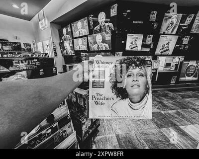 Album LP The Preacher's Wife (colonna sonora) Whitney Houston . Negozio di dischi musicali a Sanbors Hermosillo, Messico. Registrazione in vinile, compact disc, CD, CD, VHS, cassette, dischi rock, musica pop, anni '80, '90, generazione X, rock, heavy metal, heavy metal, blues rock, hard rock, t-shirt e accessori. Memorizzazione analogica dei segnali sonori, caratterizzata dall'uso di una plastica chiamata cloruro di polivinile come materiale di supporto, in the Hand © (foto di Luis Gutierrez/North Photo) Albun LP The Preacher's Wife (colonna sonora) · Whitney Houston . Tienda de discos de Música en Sanbors Hermosillo Messico. Disco de vinilo, di Foto Stock